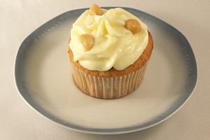 Erdnuss-Cupcake mit Frischkäse-Topping