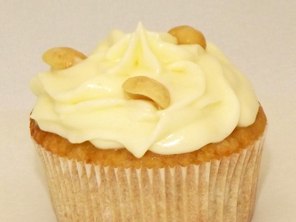 Erdnuss-Cupcake mit Frischkäse-Topping