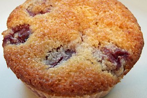 Gries-Muffins mit Kirschen