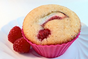 Muffin mit frischen Feigen und Himbeeren