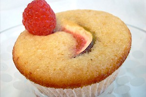 Muffins mit frischen Feigen und Himbeeren