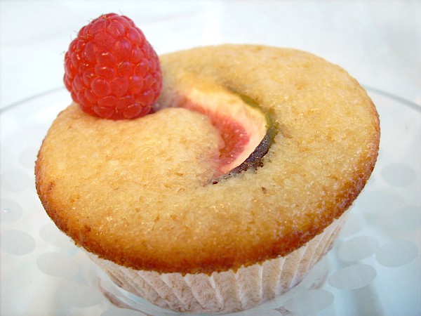 Muffins mit frischen Feigen und Himbeeren