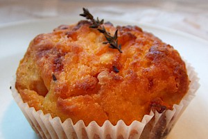 Süßkartoffel-Muffins mit Thymian und Käse