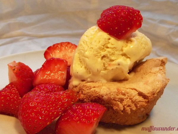 Sommer-Muffins mit Vanilleeis und Erdbeeren